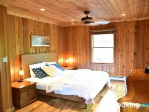 Quiet and Comfy 3Bed/2Bath - Chalet with Hot Tub.