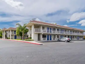 Motel 6 Bakersfield, CA - Airport
