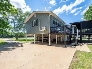 Screened Patio on Pickwick River- Boat & RV Parking, Fishing Pier- Dogs allowed