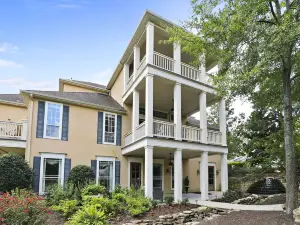 10 Minutes from Downtown Memphis -  Southern Luxury in this Spacious Home