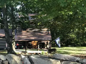 Indian Camp Retreat....with relaxing Hot tub, outdoor Fireplace and WiFi