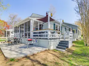 Potomac River Getaway: Walk to Marina!