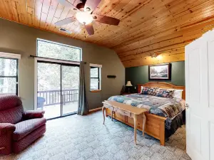 Rustic cabin with WiFi, washer/dryer, game room, & beautiful forest views