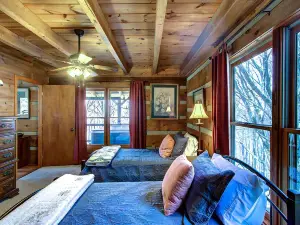 Boone area Cabin with Hot Tub. Pet friendly!