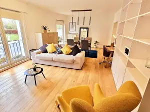 Bright 2 bedrooms flat w parking&balcont