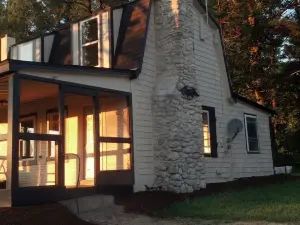 Charming Lake Cottage est 1903! Private and relaxing waterfront, family fun!