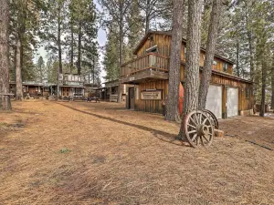 Rustic Western Home Walk to Winchester Lake!
