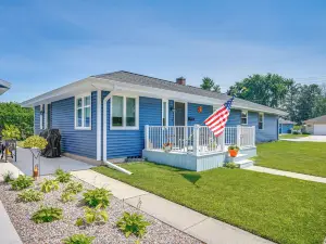 2 Mi to Lake Michigan Family-Friendly Home