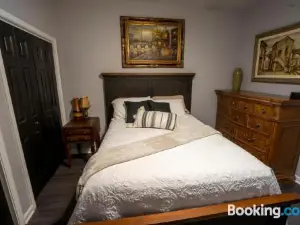 Brooklynn's Bay, Elegant Lakefront Condo Retreat