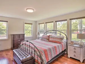 Cozy Cottage: Yard + Deck, Walk to Downtown!