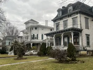 Private Victorian Apartment in Convenient City Location on 5 Acre, Sleeps 5