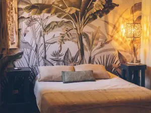 Pura Vida Mae Hostel