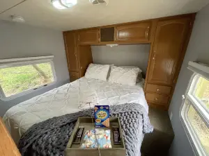 Ramblin Rose Mountain Camping with Theater, Hot-Tub, Fire-Pit & Hiking Trails