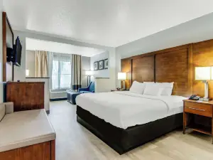 舒適套房飯店 - 近 I-80 及 I-94