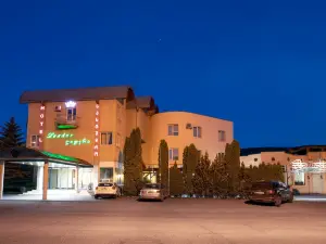 Leader Hotel