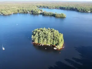 Private Pontoon Boat and Hot Tub on Island - Stunning Rustic Retreat