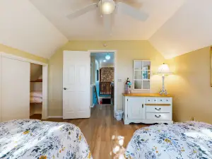 Lovely 2-story home with upper & lower decks, gorgeous lake & Hill Country views