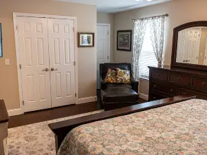 Stunning Mountain Views and Spacious Backyard - Serene Modern Retreat