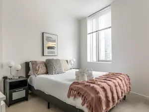 Sweeping City Views and Modern Kitchen - Stylish Serenity
