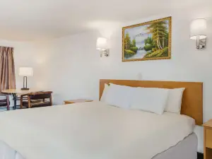 Americas Best Value Inn & Suites-Hyannis/Cape Cod