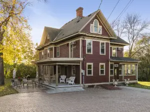 Stunning Historical Mansion: 8 bedrooms (sleeps 16+