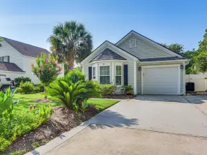 Bluffton Getaway Fenced Yard, 7 Mi to Beach!