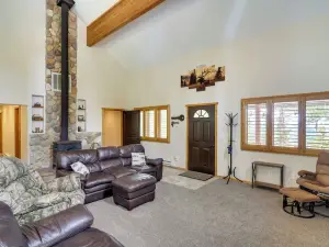 Spacious Beaver Getaway Near Eagle Point Resort!