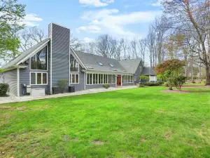 Cheerful 6-Bedroom Villa with Pool and Tennis Courts near the beach!