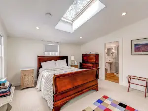 Beautiful Views, 1 Mi to Beach! Ipswich Cottage