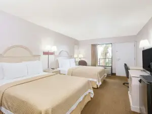 Days Inn & Suites by Wyndham Navarre - Near Beaches/Hurlburt