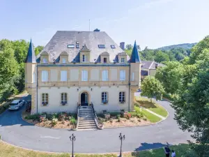 Château de Puy Robert Lascaux - A proximité Grotte de Lascaux - Hôtel Avec Piscine chauffée - Sarlat