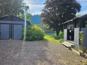 Cozy 2-bedroom cottage with peaceful Kootenai River view/access, Pets Welcome!