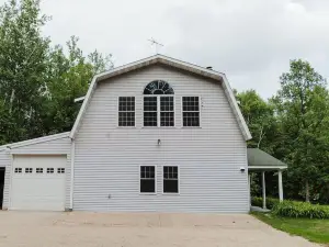 Lake View, Speakeasy, Sauna, Arcade, Ping Pong, Kayaks, Disc Golf, Poker, B-Ball