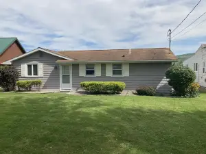 Spring Summer Specials on Cozy Newly Renovated Cottage with AC Right on the Lake