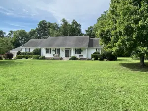 Center Hill Lake, family/pet friendly home on nearly 2 acres, sleeps 12-14