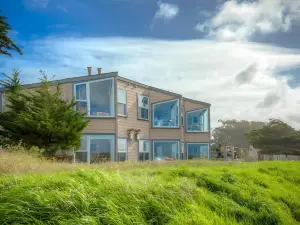 Captain's Inn at Moss Landing