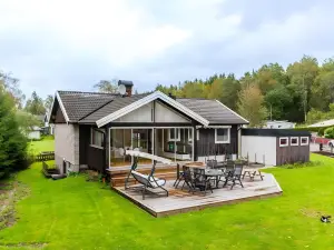 Modern house close to nature & central