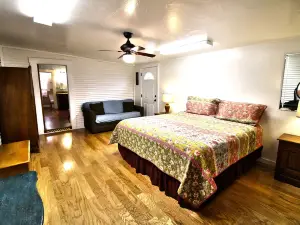 Peach Tree Inn & Suites