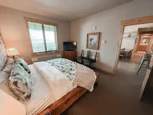 Ski In / Ski Out Condo | 3 Bed 3 Bath | Epic Views | Hot Tub | Sleeps 8