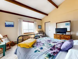 Fun-Filled Lakehouse w/Private Balcony, Free WiFi, Private W/D - Steps to Beach
