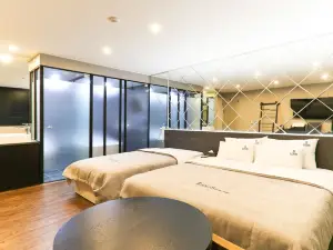 Louis Hotel