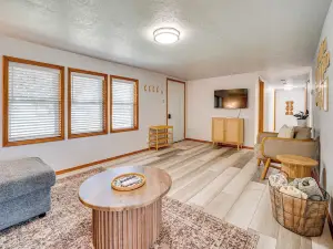 9 Mi to The Gorge Updated Retreat with Yard!
