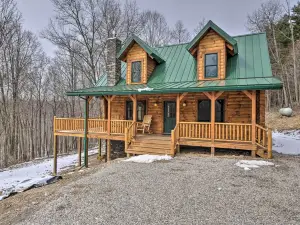 Family-Friendly Warsaw Cabin w/ Deck & Fireplace!