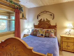 Drifting Feather Mountain Cabin Waterfront Deck