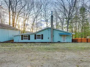 Cottage w/ Deck & Bluff Lake Views: Walk to Beach!