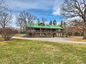 家庭公寓帶有壁爐和前門廊!