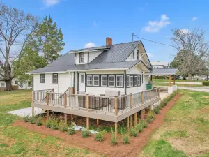 Sweet Retreat-across from Twin Creeks Marina