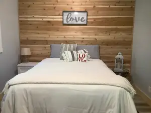 Gorgeous Guest House, Mature Setting, 1 Minute to the Lake.