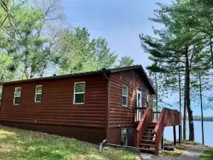 Escape to the Lake - Rustic 3-bedroom log-sided cabin nestled amongst the pines