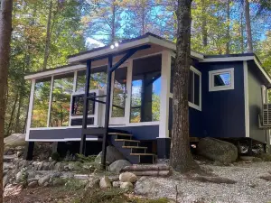 Ultra Private, Crooked Reflections, Riverside Retreat - Hot Tub, Yoga Shed,